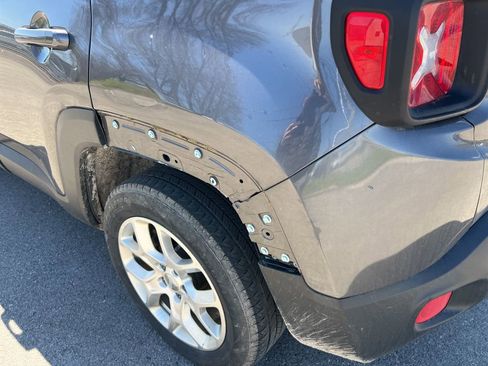 Used 2018 Jeep Renegade Latitude w/ Popular Equipment Group image 19