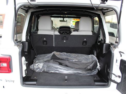 Used 2023 Jeep Wrangler Unlimited Sahara image 13