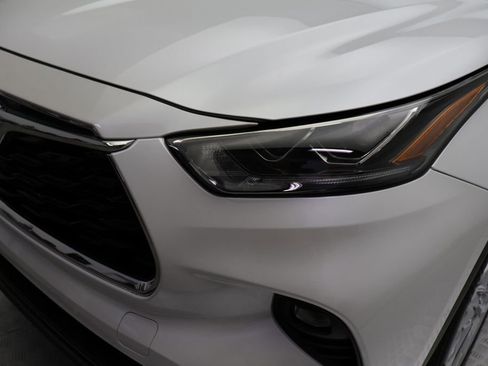 Used 2024 Toyota Highlander Limited image 3