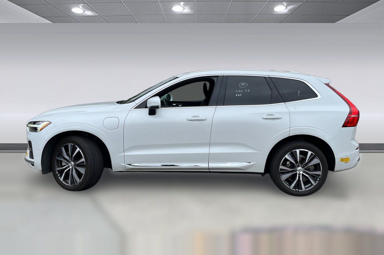 Used 2022 Volvo XC60 T8 Inscription Expression w/ Advanced Package AWD/4WD image 2