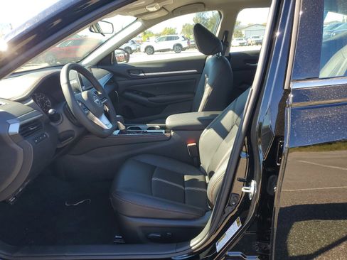 New 2025 Nissan Altima 2.5 SR image 9