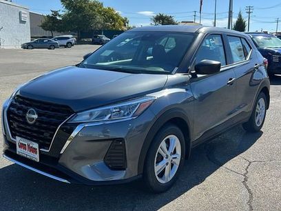 New 2025 Nissan Kicks Play S