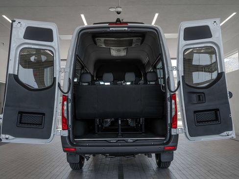 Used 2025 Mercedes-Benz Sprinter 2500 image 16