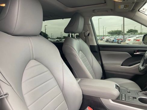 Used 2022 Toyota Highlander XLE FWD image 9