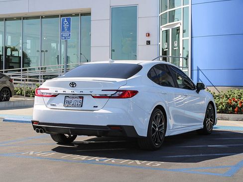 Used 2025 Toyota Camry SE w/ Convenience Package FWD image 7