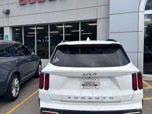 Used 2022 Kia Sorento S w/ Panoramic Sunroof Package FWD image 3