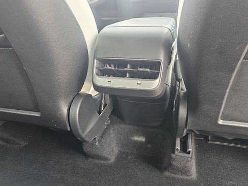 Used 2022 Tesla Model Y Long Range image 22