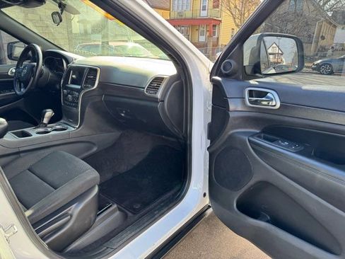 Used 2018 Jeep Grand Cherokee Laredo image 32