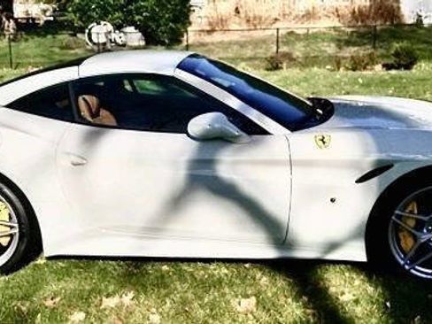 Used 2017 Ferrari California T image 2