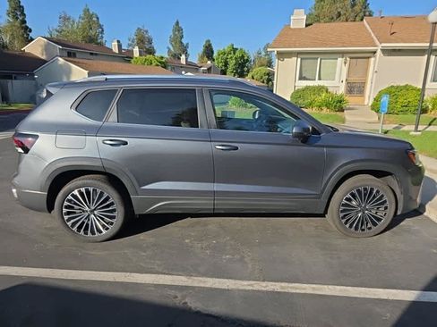 Used 2025 Volkswagen Taos SE w/ Panoramic Sunroof Package FWD image 8