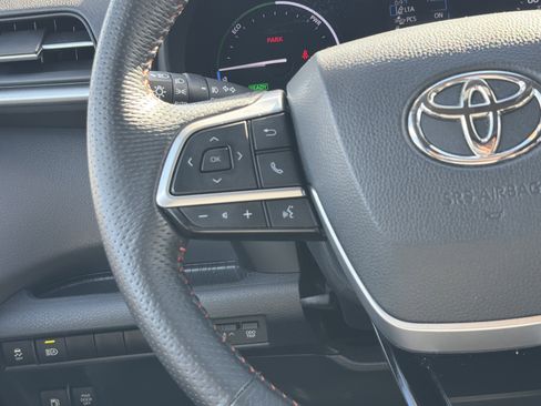 Used 2023 Toyota Sienna XSE image 19