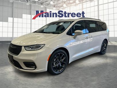 Used 2021 Chrysler Pacifica Touring-L w/ Uconnect Theater Family Group