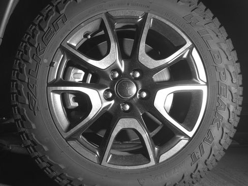 Used 2025 Jeep Compass Trailhawk AWD/4WD image 12