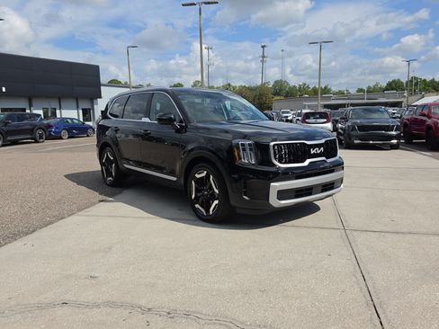 Certified 2023 Kia Telluride EX w/ EX Captain's Chair Package AWD/4WD image 2