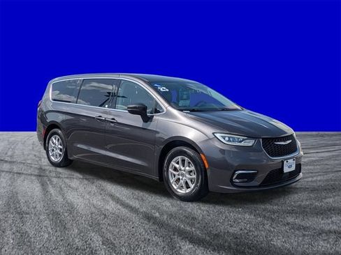 Used 2023 Chrysler Pacifica Touring-L FWD image 2