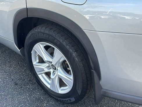 Used 2020 Toyota Highlander LE image 9