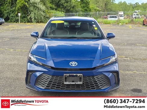 Used 2025 Toyota Camry SE FWD image 8
