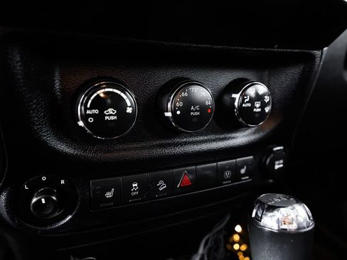 Used 2014 Jeep Wrangler Unlimited Rubicon w/ Dual Top Group AWD/4WD image 27