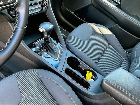 Certified 2022 Kia Niro LXS image 10