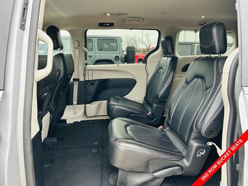 Used 2023 Chrysler Pacifica Touring-L image 26