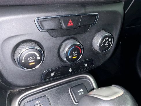 Used 2017 Jeep Compass Latitude w/ Cold Weather Group FWD image 29