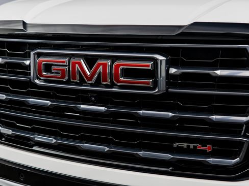 Used 2025 GMC Yukon AT4 w/ AT4 Premium Plus Package image 4