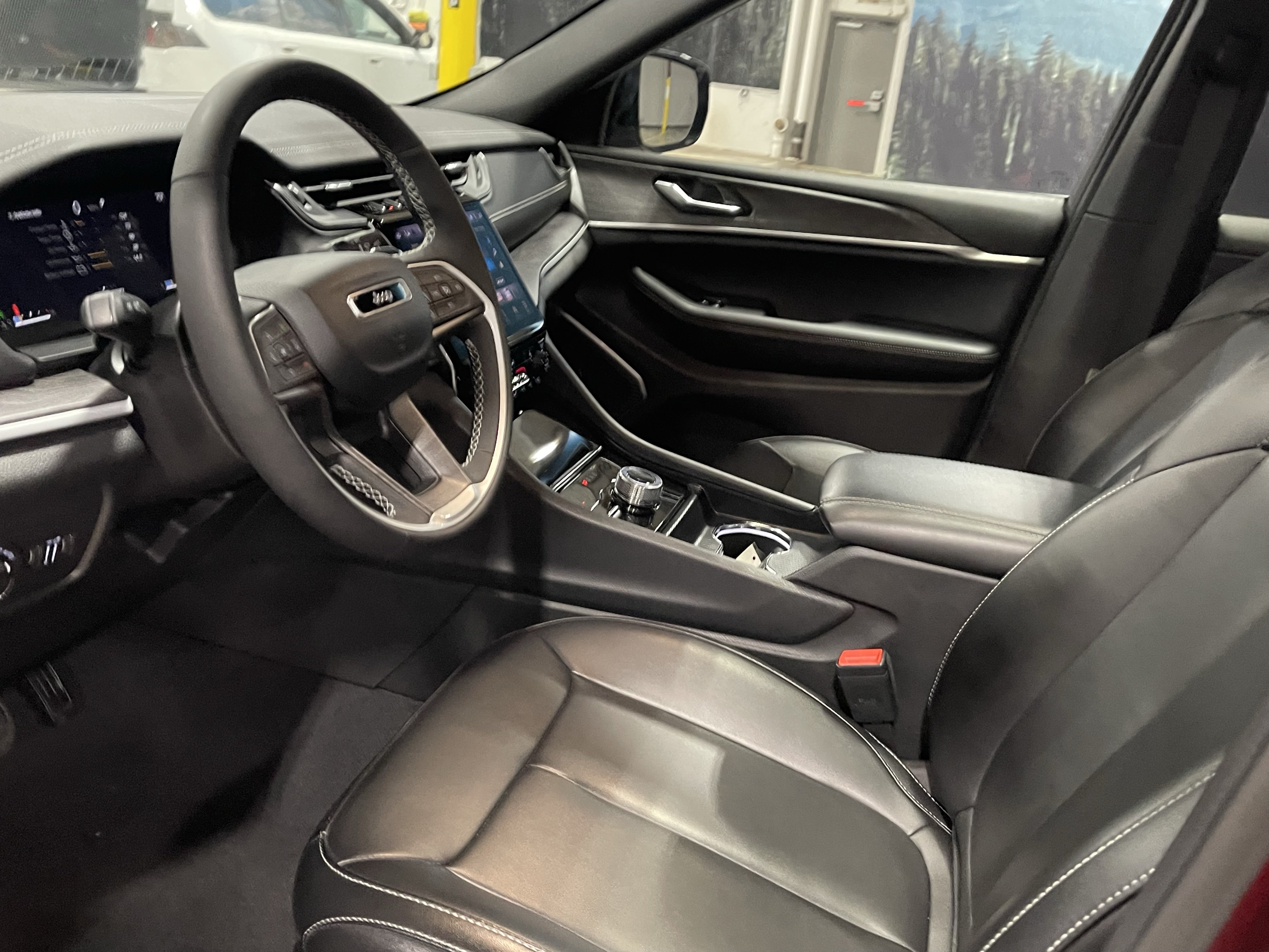 Certified 2024 Jeep Grand Cherokee Limited w/ Black Appearance Package AWD/4WD image 10