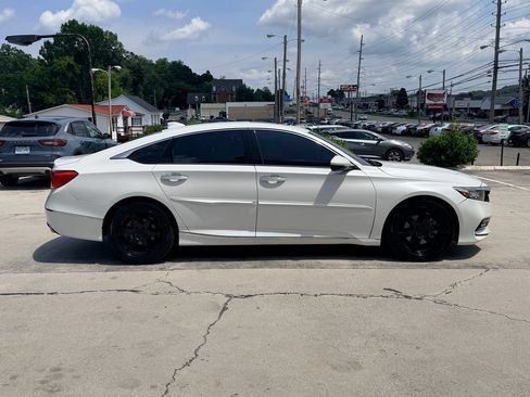 Used 2018 Honda Accord Touring image 7