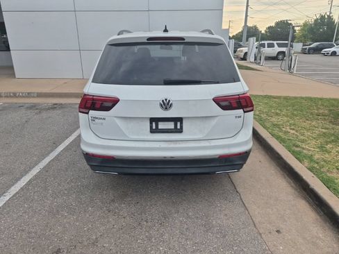 Used 2018 Volkswagen Tiguan SE w/ Panoramic Sunroof Package FWD image 12