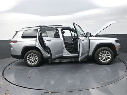 New 2025 Jeep Grand Cherokee L Laredo image 32