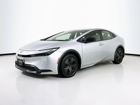 Used 2025 Toyota Prius LE image 3