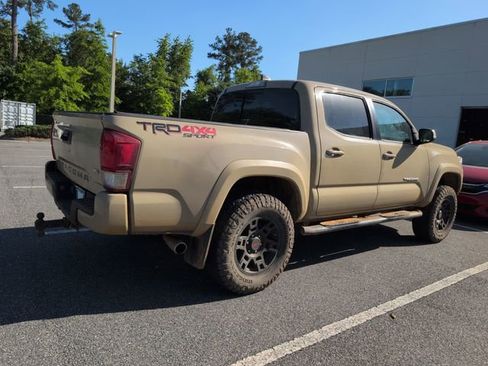 Used 2017 Toyota Tacoma TRD Sport w/ Tow Package (A/T) image 2