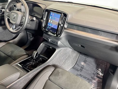 Used 2023 Volvo XC40 Recharge Plus image 28