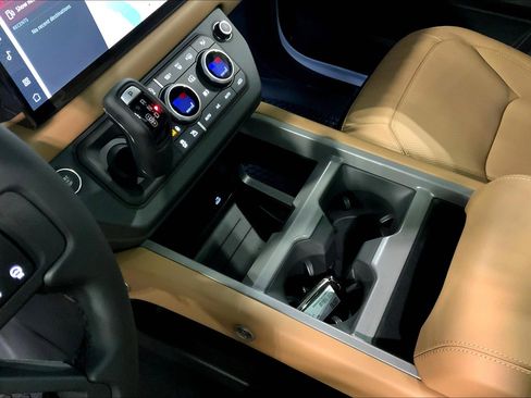 Used 2025 Land Rover Defender 90 V8 image 7