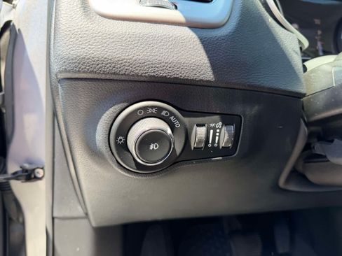 Used 2018 Jeep Compass Latitude w/ Popular Equipment Group AWD/4WD image 17
