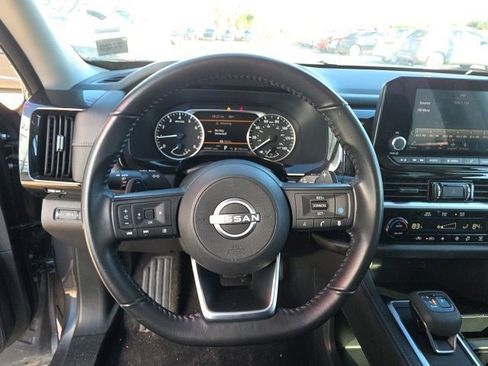 Used 2024 Nissan Pathfinder SV image 16