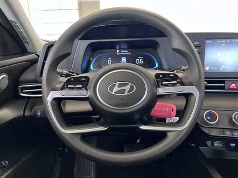 Used 2024 Hyundai Elantra SE FWD image 5