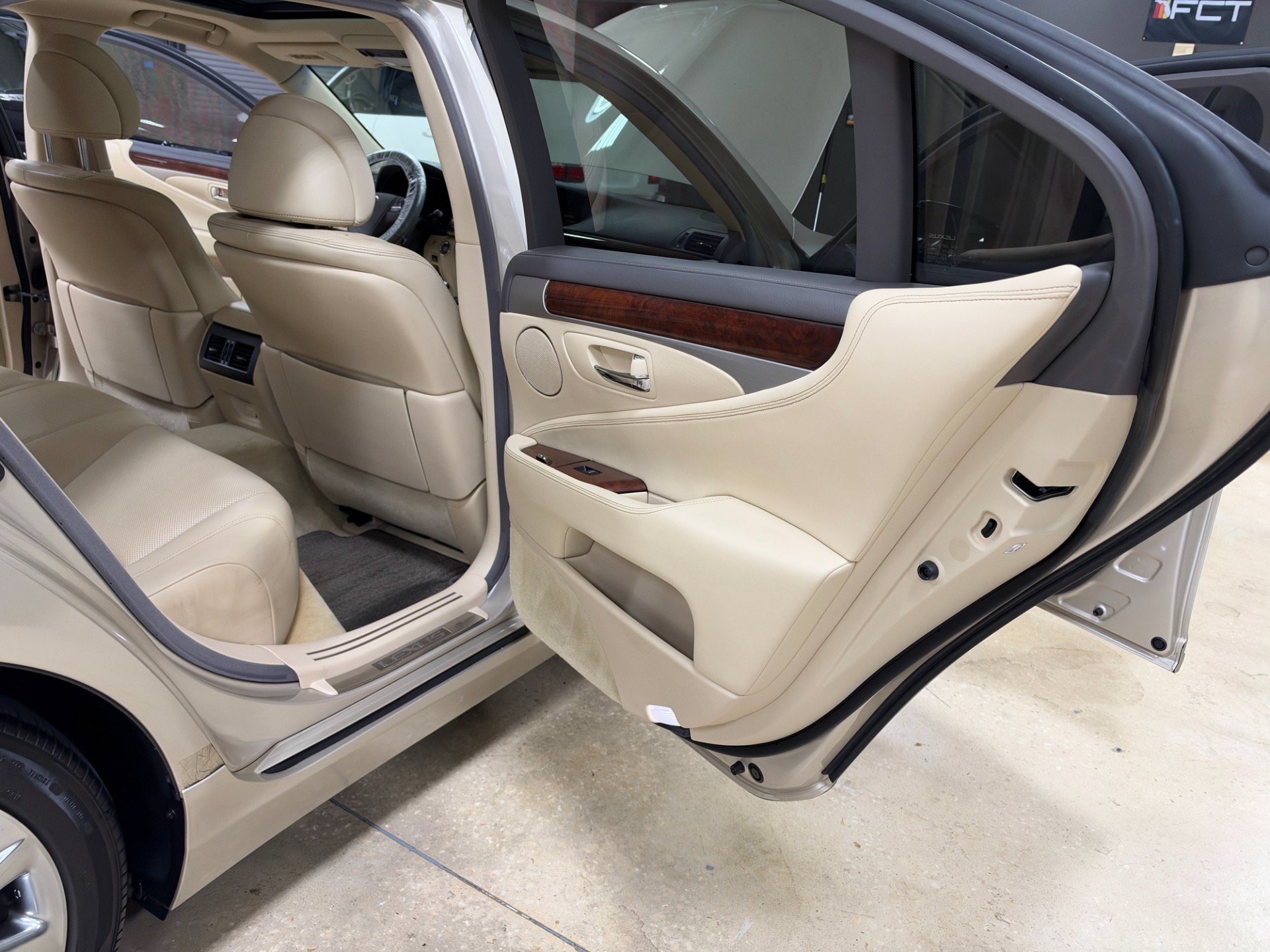 Used 2014 Lexus LS 460 w/ Comfort Package RWD image 29
