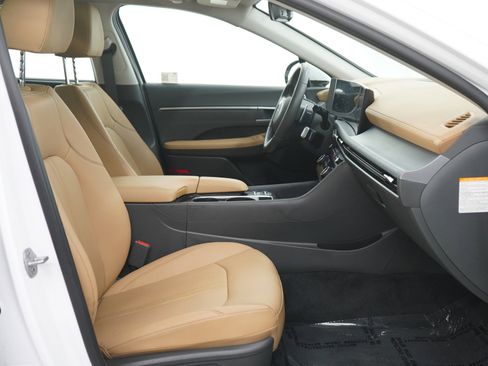Certified 2025 Hyundai Sonata Limited FWD image 11