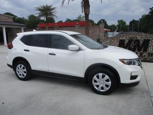 Used 2019 Nissan Rogue S image 2