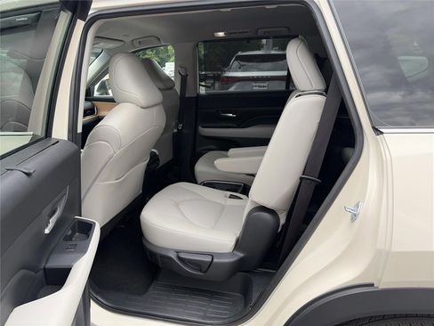 Used 2024 Toyota Grand Highlander AWD image 11