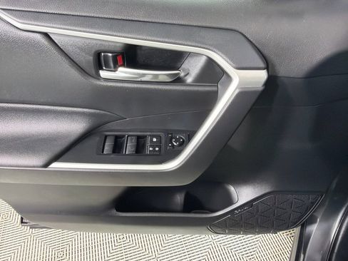 Used 2020 Toyota RAV4 XLE w/ Convenience Package image 9