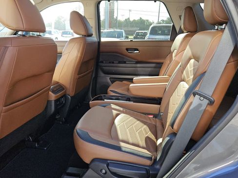 Used 2023 Nissan Pathfinder Platinum FWD image 4
