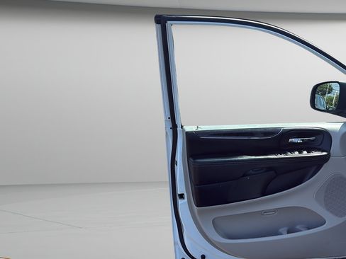 Used 2016 Chrysler Town & Country Touring FWD image 10