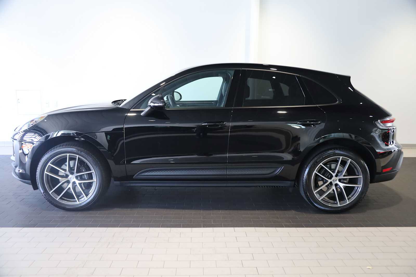 Used 2025 Porsche Macan AWD/4WD image 2