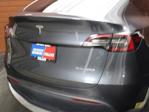 Used 2021 Tesla Model Y Long Range image 3