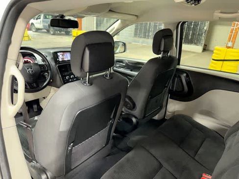 Used 2019 Dodge Grand Caravan SE w/ UConnect Hands-Free Group image 25