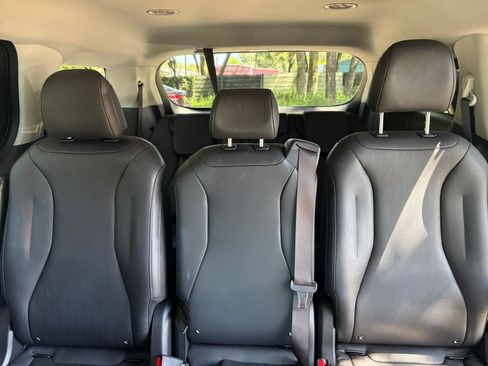 Used 2026 Kia Carnival FWD image 41
