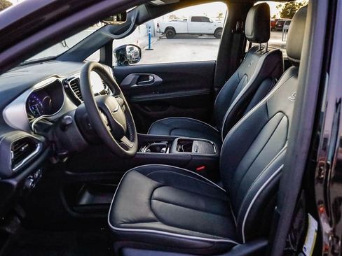 New 2026 Chrysler Pacifica Limited w/ S Appearance Package image 19