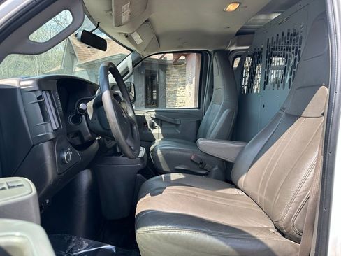 Used 2018 Chevrolet Express 2500 w/ Driver Convenience Package RWD image 16